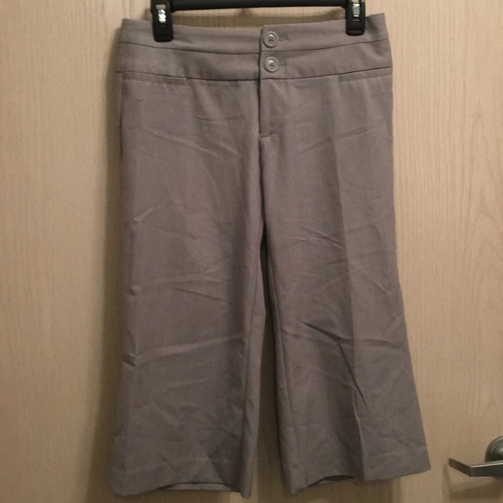 Maurices Grey Capri Pants Size 1/2